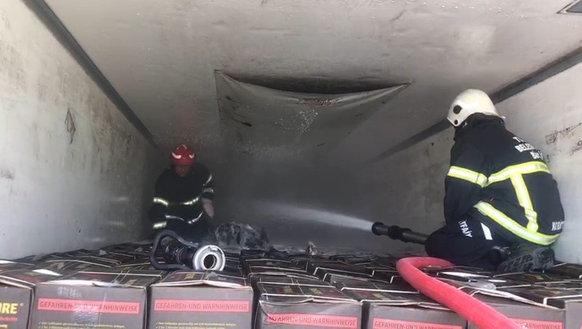 Amasya’da mangal kömürü yüklü tırda çıkan yangını itfaiye söndürdü