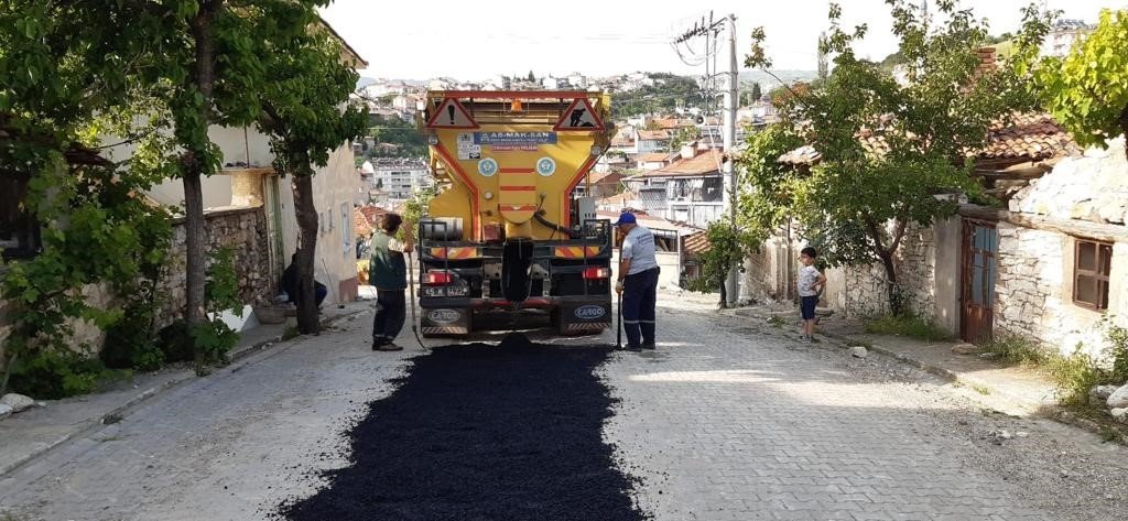 Demirci’deki selin izleri büyükşehir belediyesi tarafından siliniyor