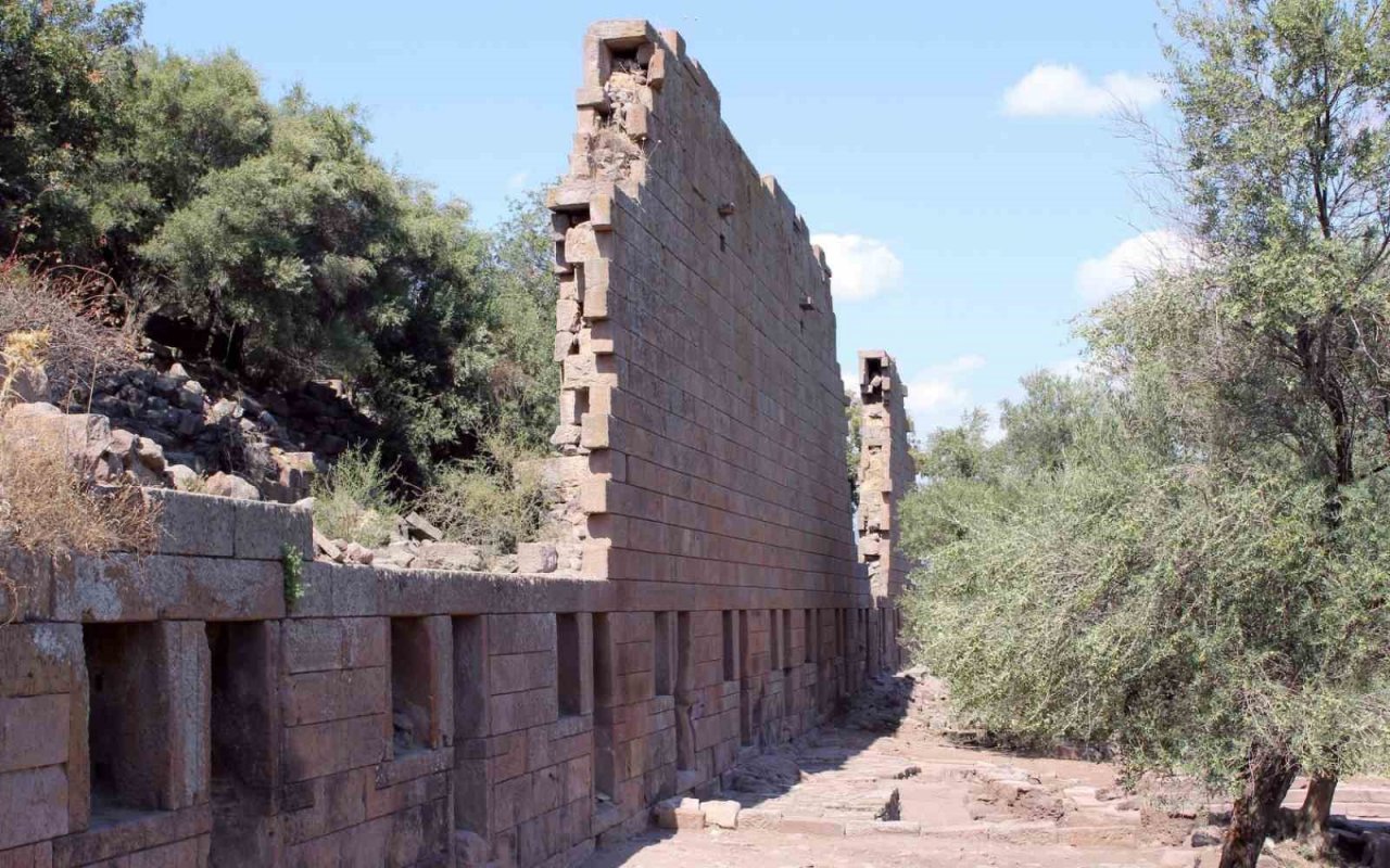 Yunusemre Aigai’deki kazı çalışmalarına bu yıl da destek verecek