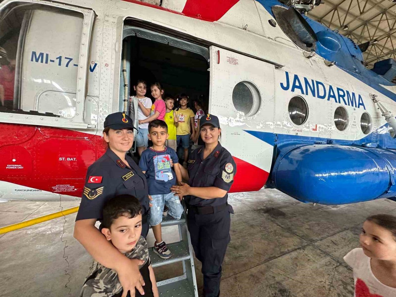 Minik öğrenciler filo komutanlığında ağırlandı