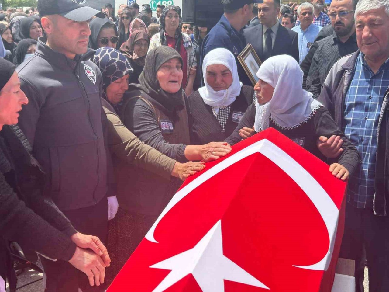 MKE patlamasında hayatını kaybeden 3 şehit son yolculuğuna uğurlandı