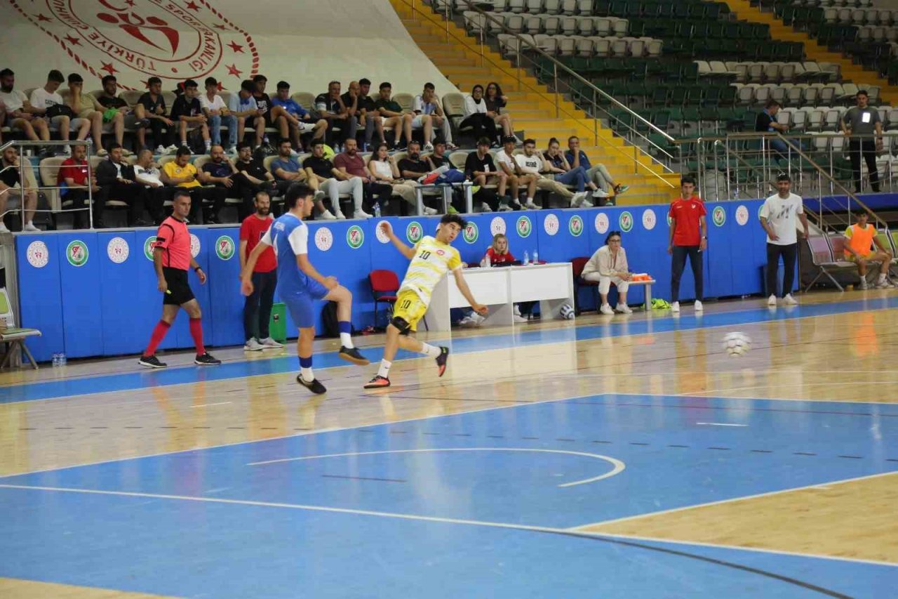 Şampiyon sporcular kupalarına kavuştu