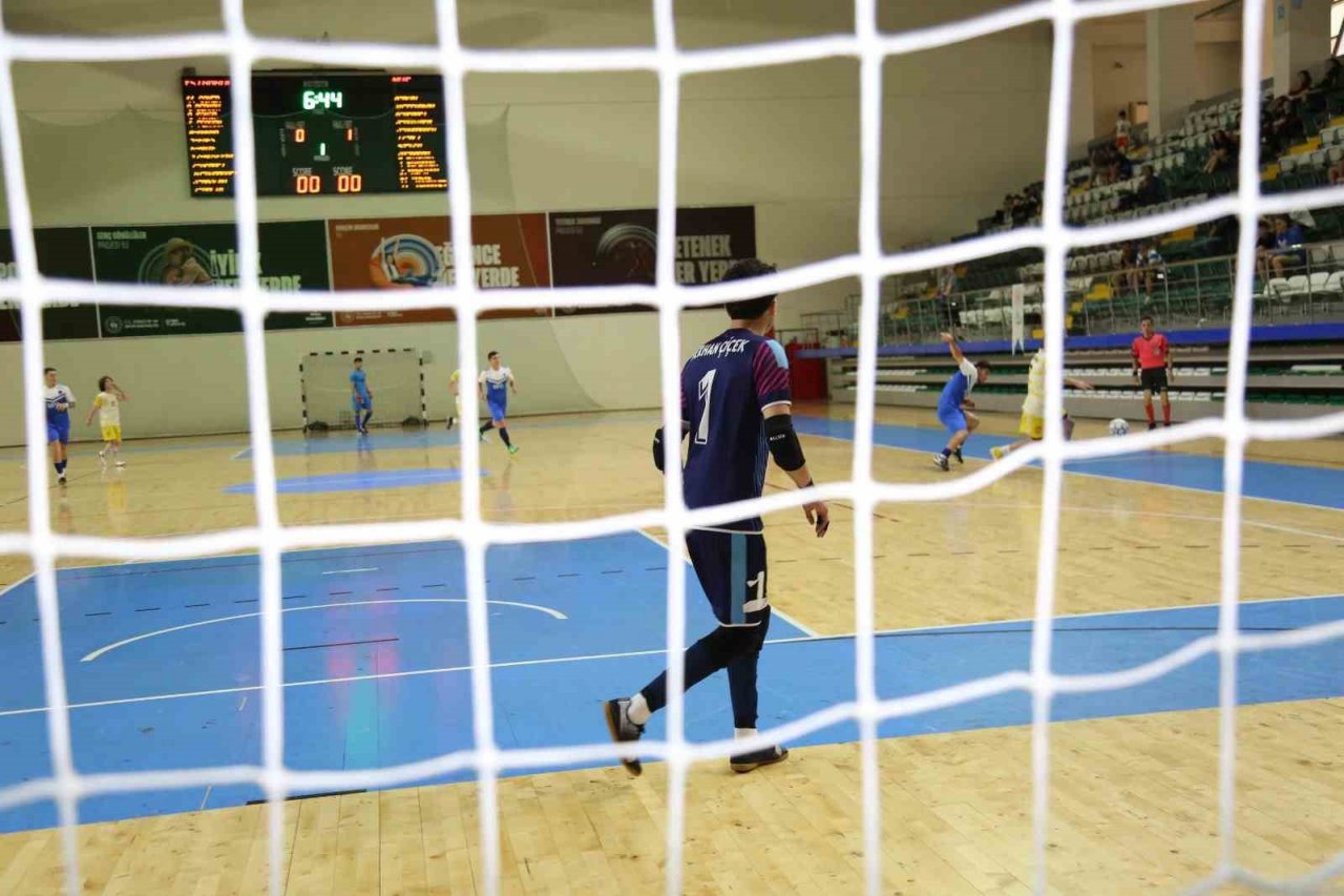 Şampiyon sporcular kupalarına kavuştu