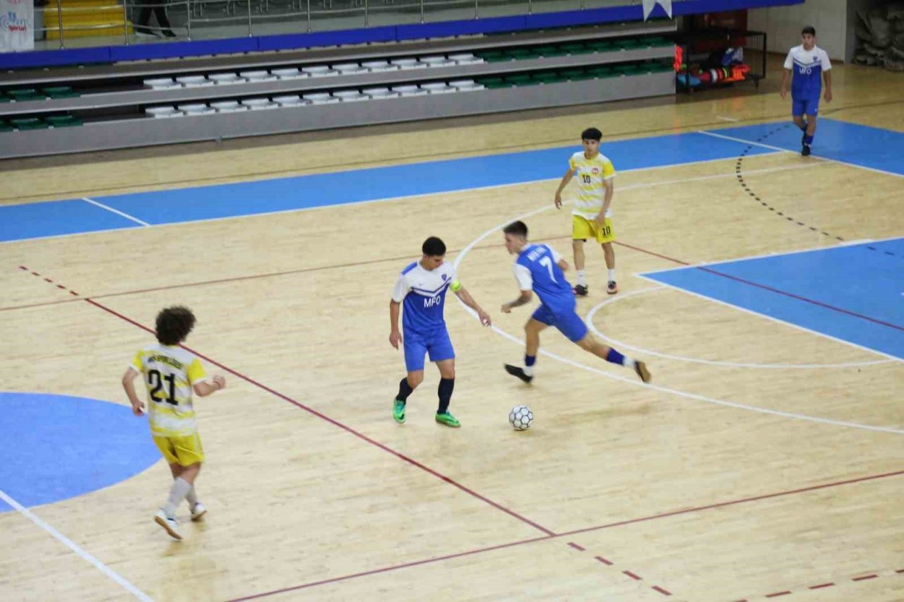 Şampiyon sporcular kupalarına kavuştu