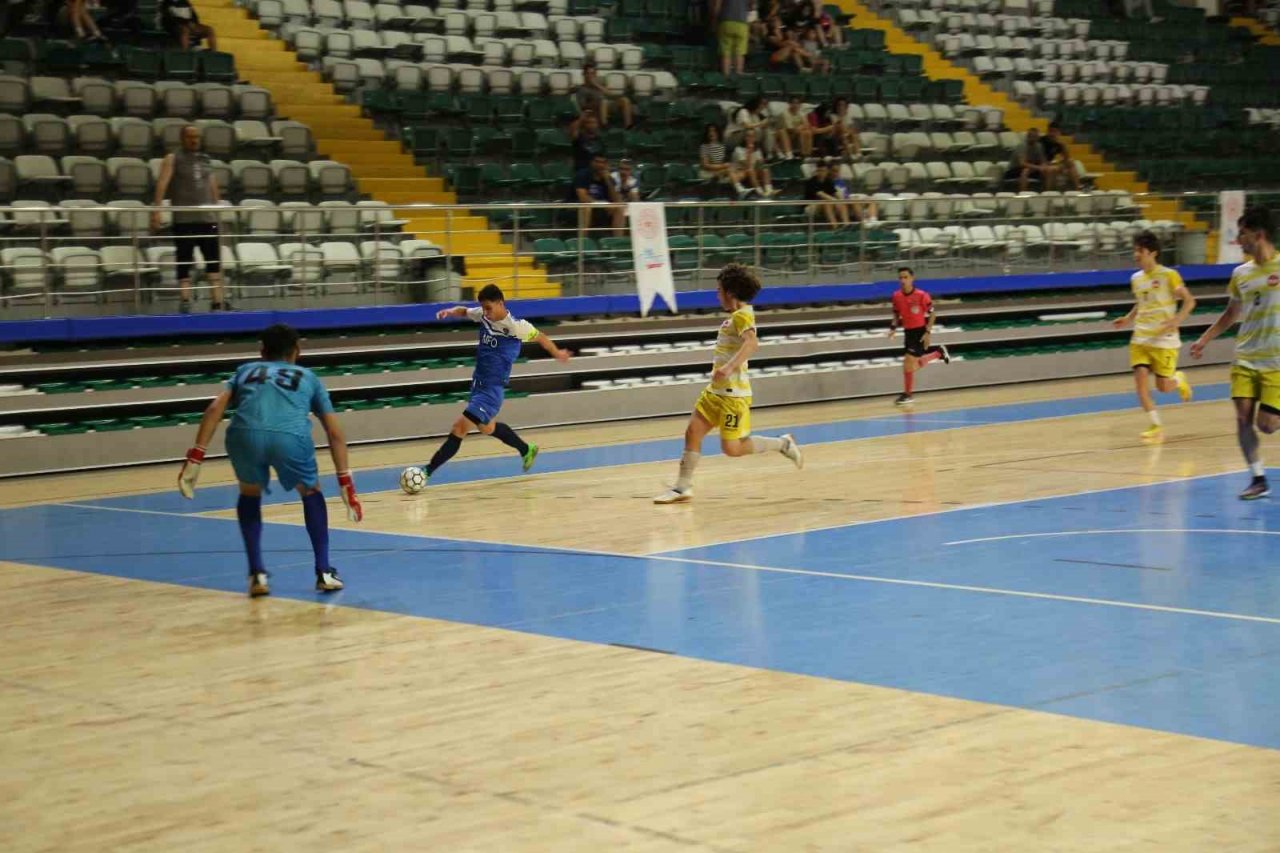 Şampiyon sporcular kupalarına kavuştu