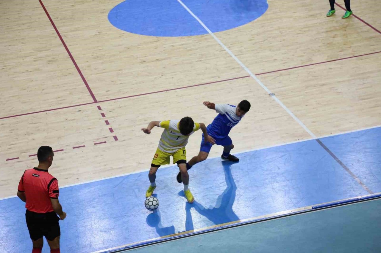 Şampiyon sporcular kupalarına kavuştu