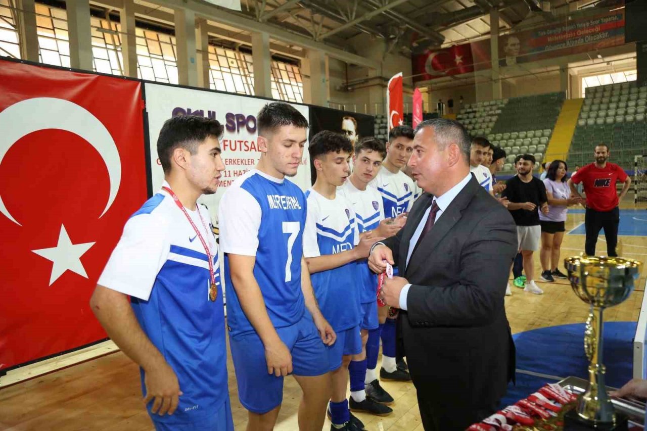 Şampiyon sporcular kupalarına kavuştu