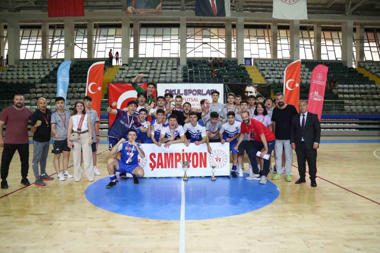 Şampiyon sporcular kupalarına kavuştu