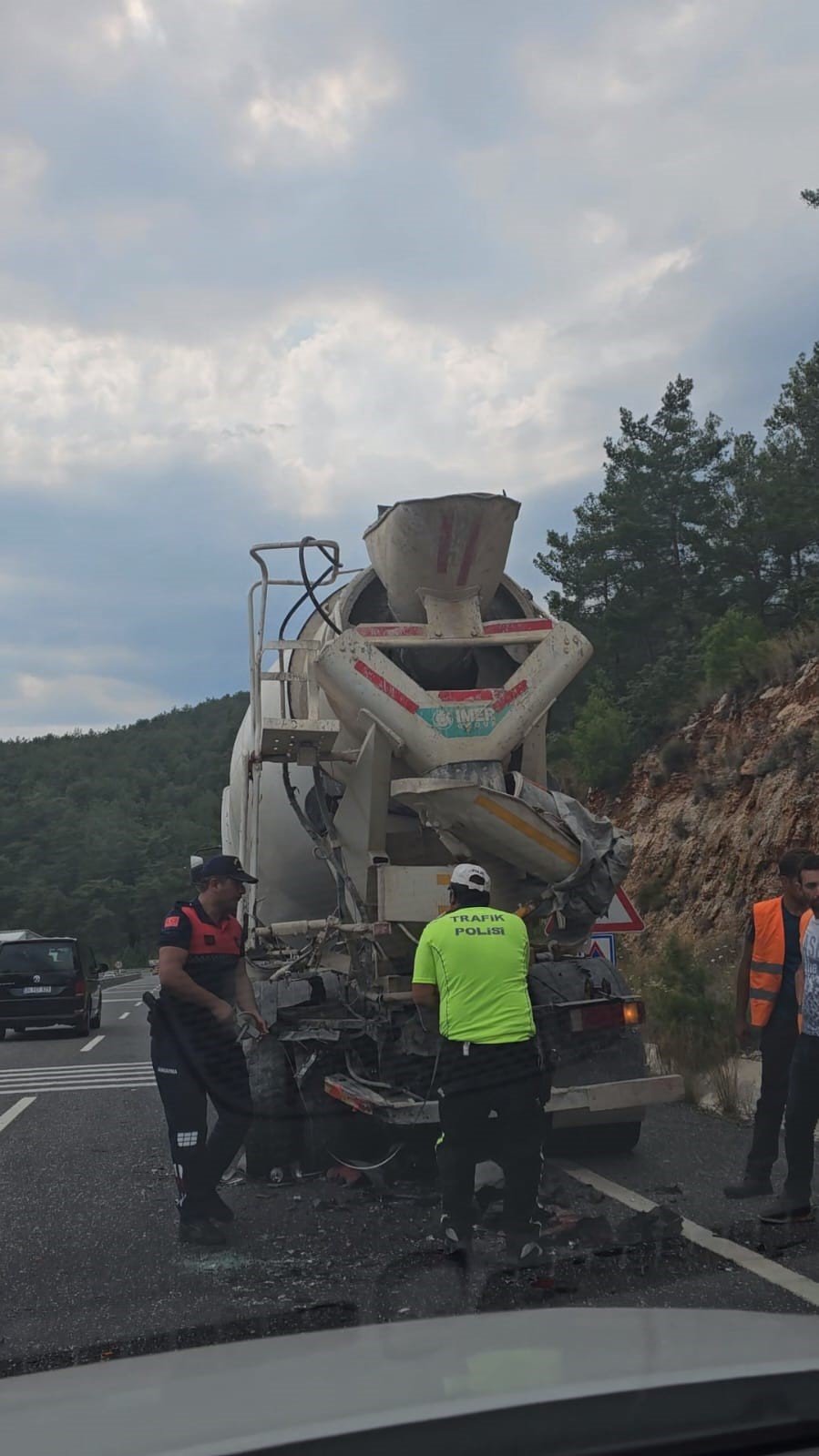 Otomobil park halindeki beton mikserine çarptı: 1’i ağır 2 yaralı