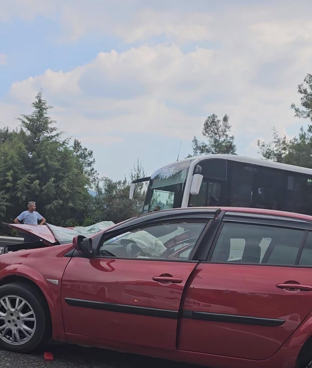 Otomobil park halindeki beton mikserine çarptı: 1’i ağır 2 yaralı
