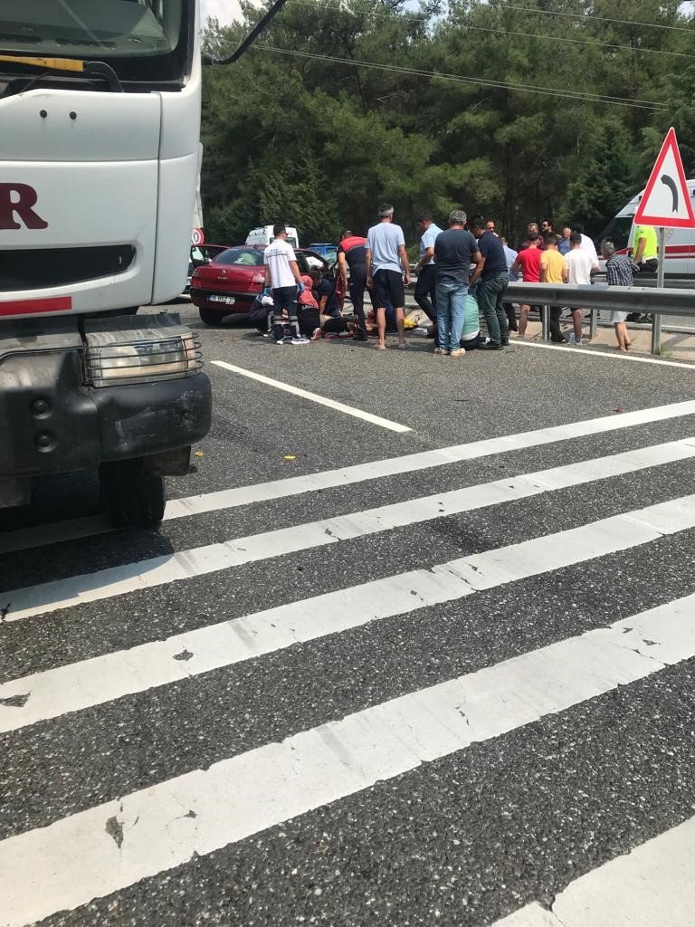 Otomobil park halindeki beton mikserine çarptı: 1’i ağır 2 yaralı