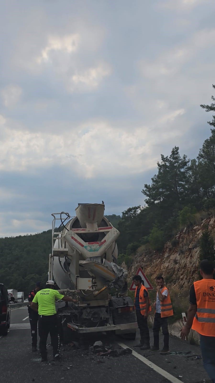 Otomobil park halindeki beton mikserine çarptı: 1’i ağır 2 yaralı