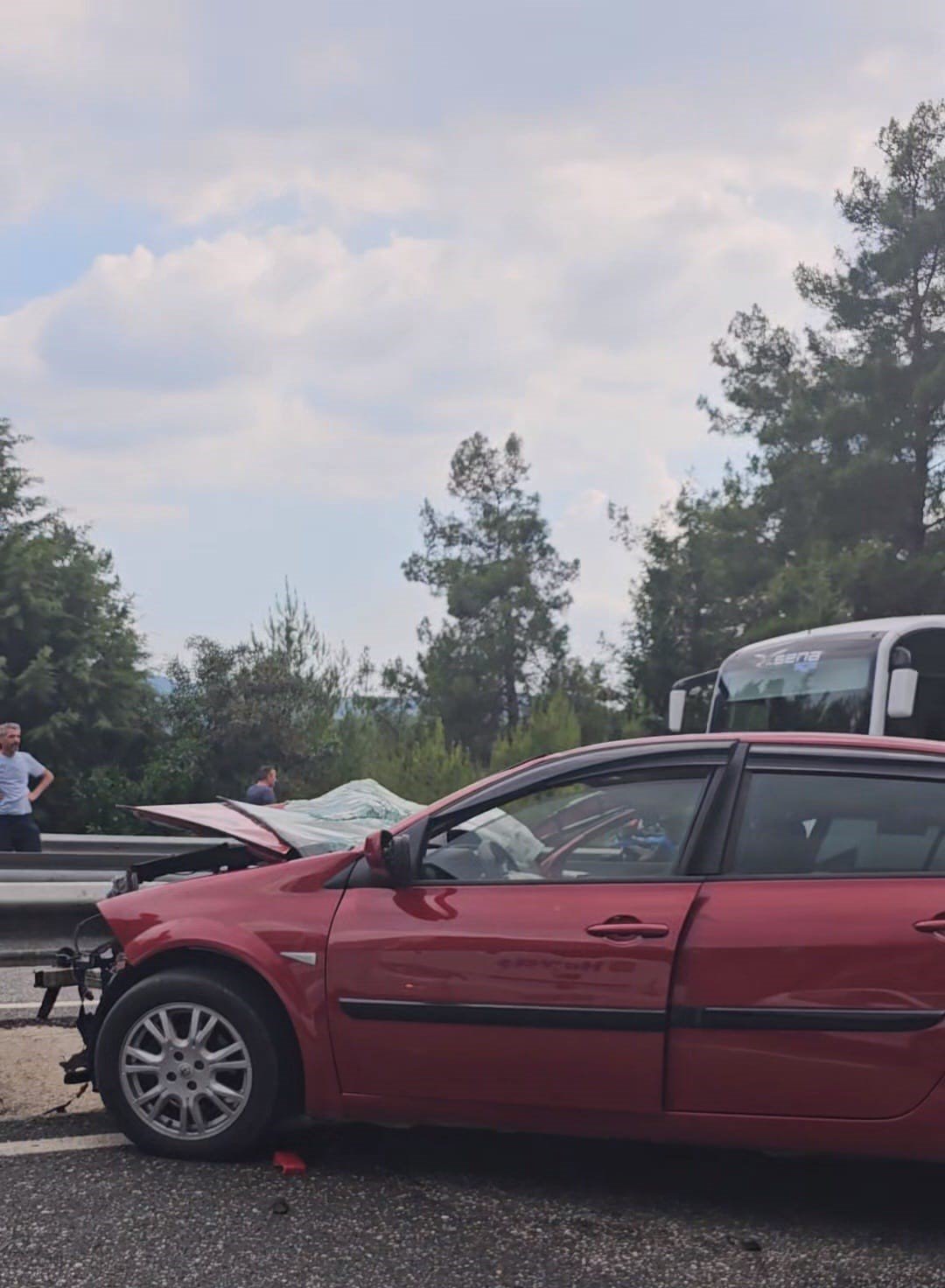 Otomobil park halindeki beton mikserine çarptı: 1’i ağır 2 yaralı