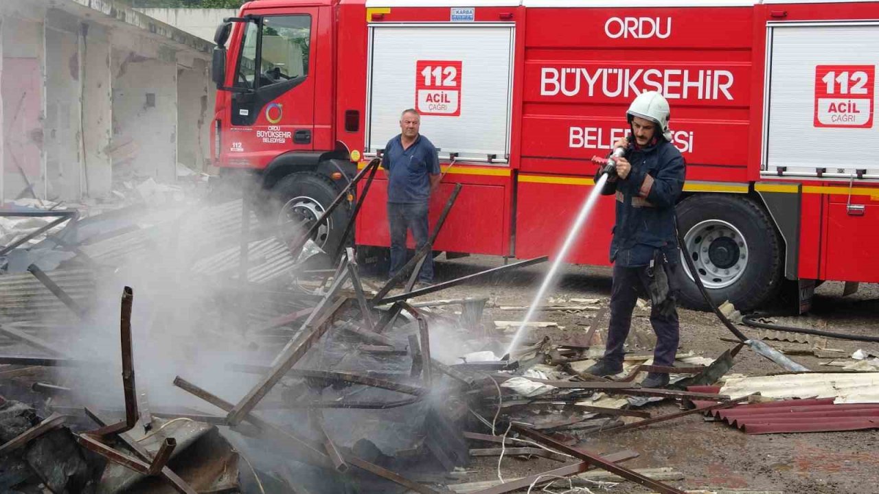 Ordu’da yıkılan işyerinde çıkan yangın paniğe neden oldu