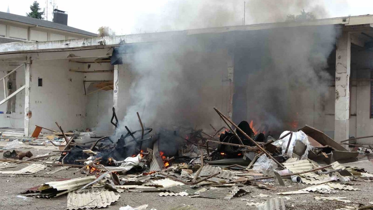 Ordu’da yıkılan işyerinde çıkan yangın paniğe neden oldu