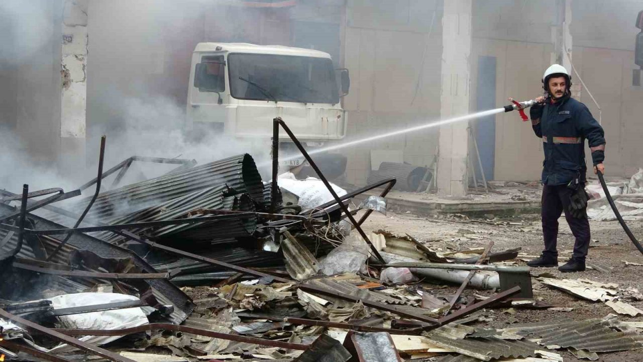 Ordu’da yıkılan işyerinde çıkan yangın paniğe neden oldu