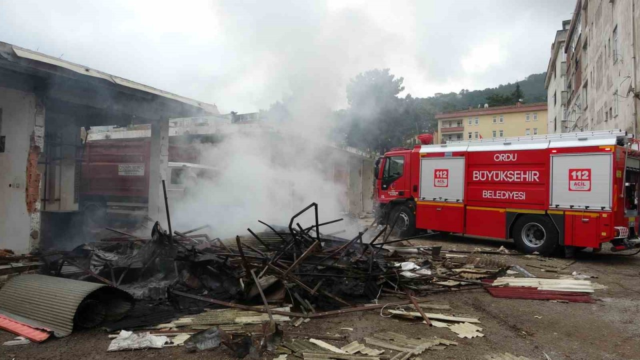 Ordu’da yıkılan işyerinde çıkan yangın paniğe neden oldu