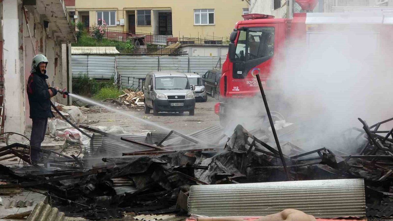 Ordu’da yıkılan işyerinde çıkan yangın paniğe neden oldu