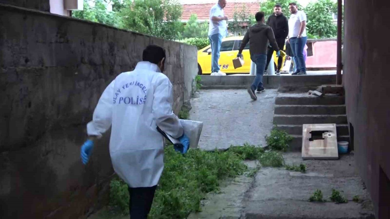 Pendik’te sokak ortasında bıçaklı cinayet kamerada