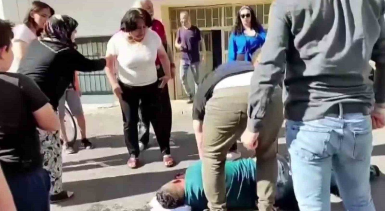 Pendik’te sokak ortasında bıçaklı cinayet kamerada