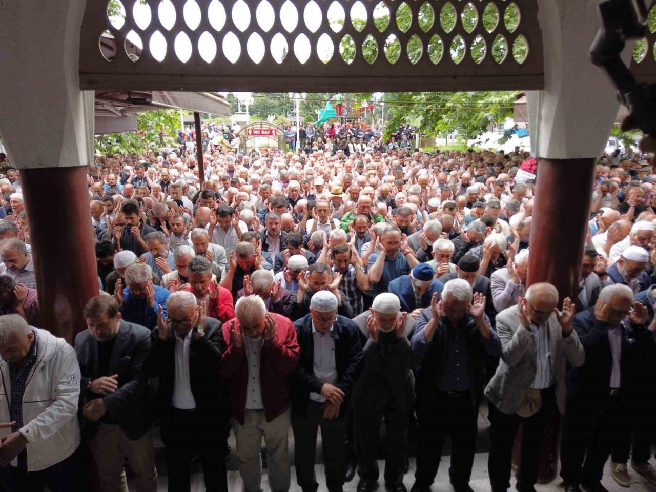 5. kattan düşerek hayatını kaybeden CHP Rize Kadın Kolları eski Başkanı son yolculuğuna uğurlandı