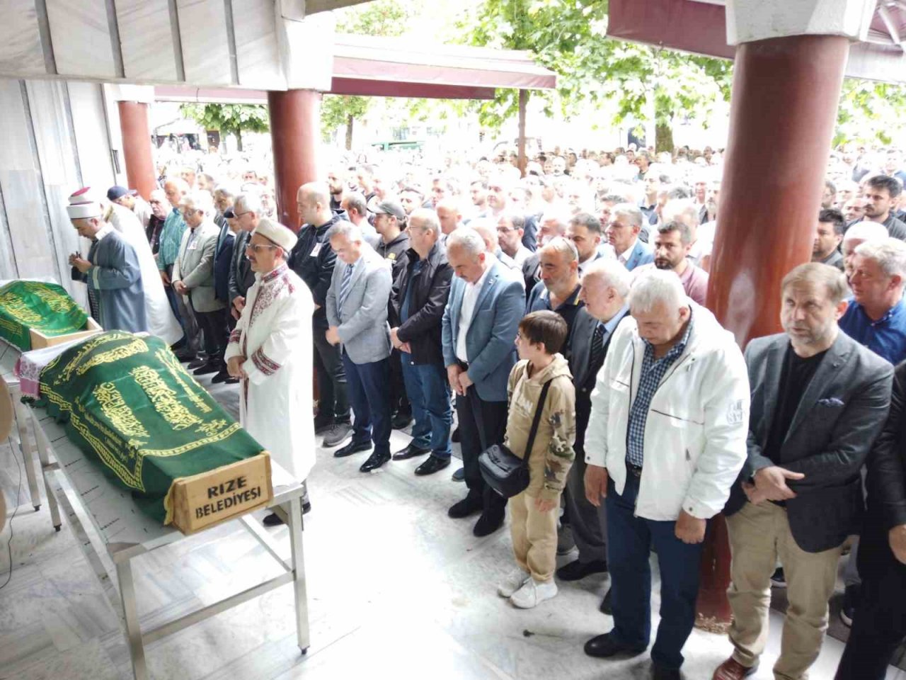 5. kattan düşerek hayatını kaybeden CHP Rize Kadın Kolları eski Başkanı son yolculuğuna uğurlandı