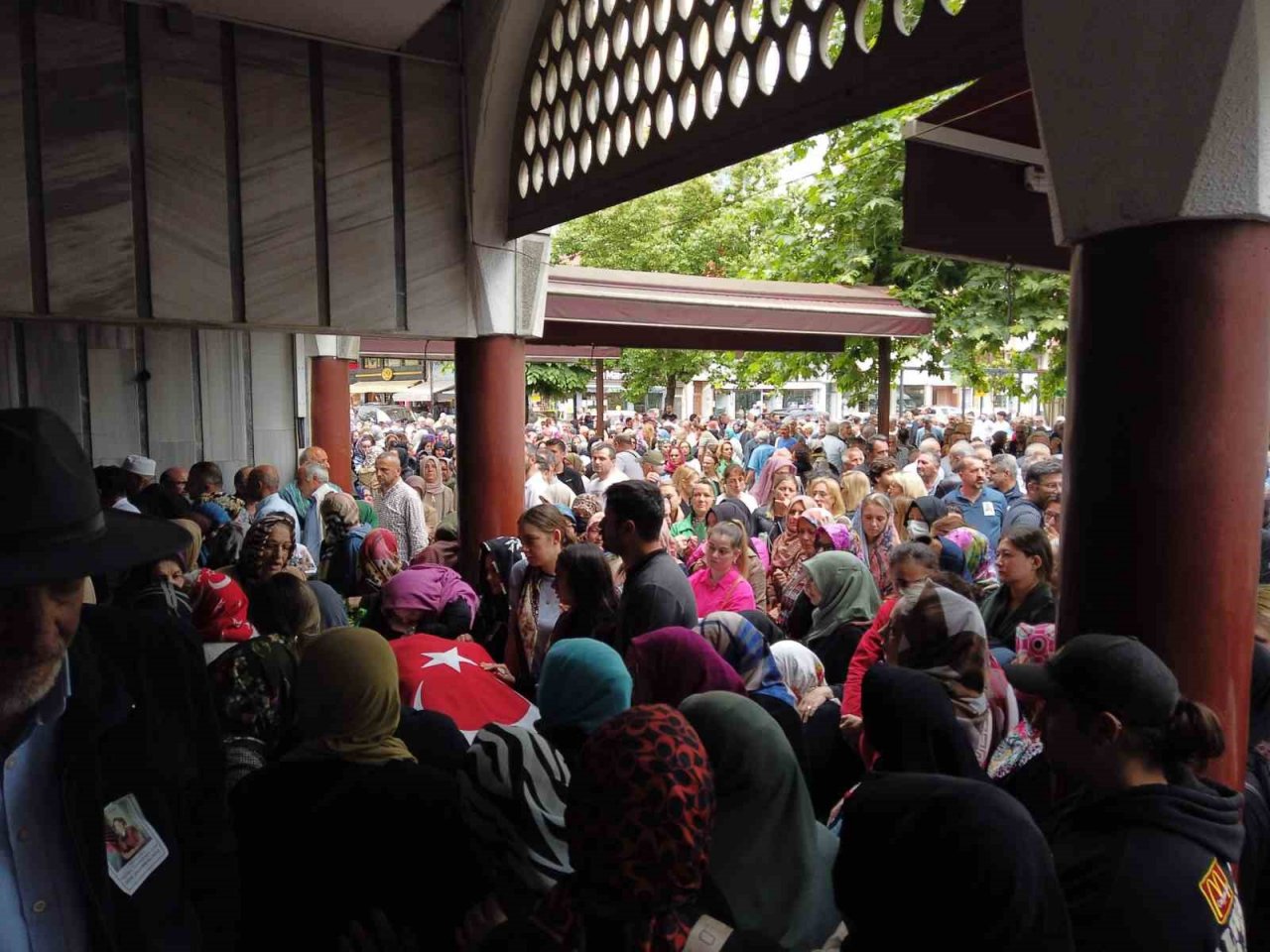 5. kattan düşerek hayatını kaybeden CHP Rize Kadın Kolları eski Başkanı son yolculuğuna uğurlandı