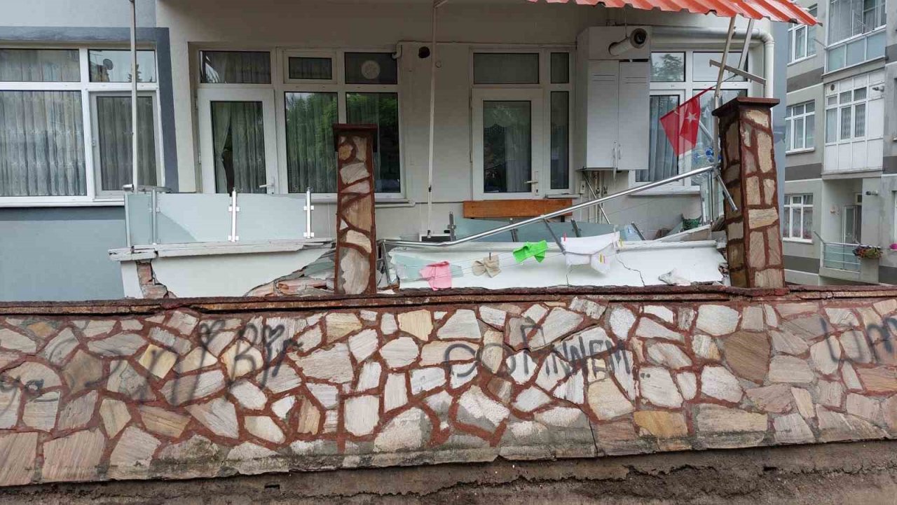 Samsun’da selden yıkılan parkın duvarı evlerin balkonlarına zarar verdi