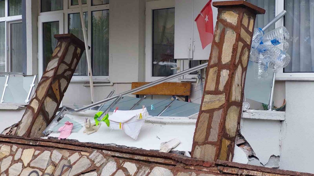 Samsun’da selden yıkılan parkın duvarı evlerin balkonlarına zarar verdi