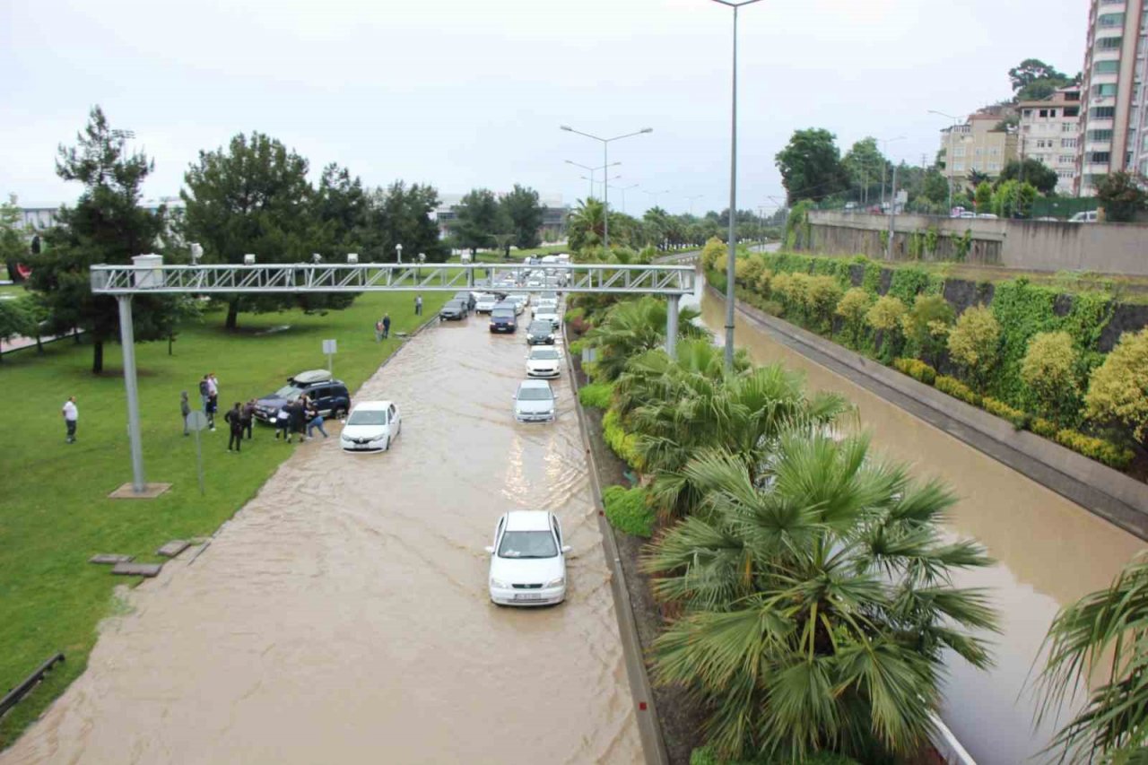 Samsun yine sele teslim: Karayolu göle döndü