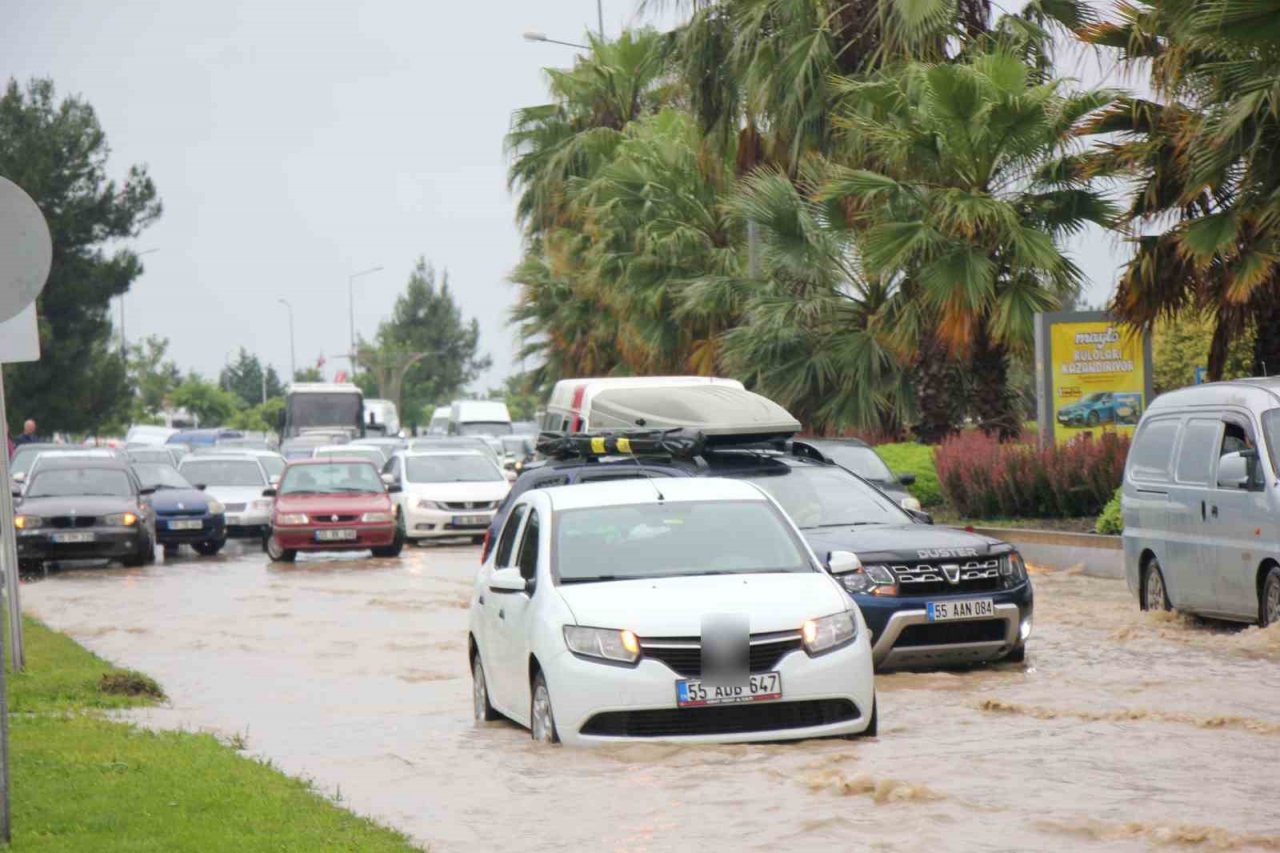 Samsun yine sele teslim: Karayolu göle döndü