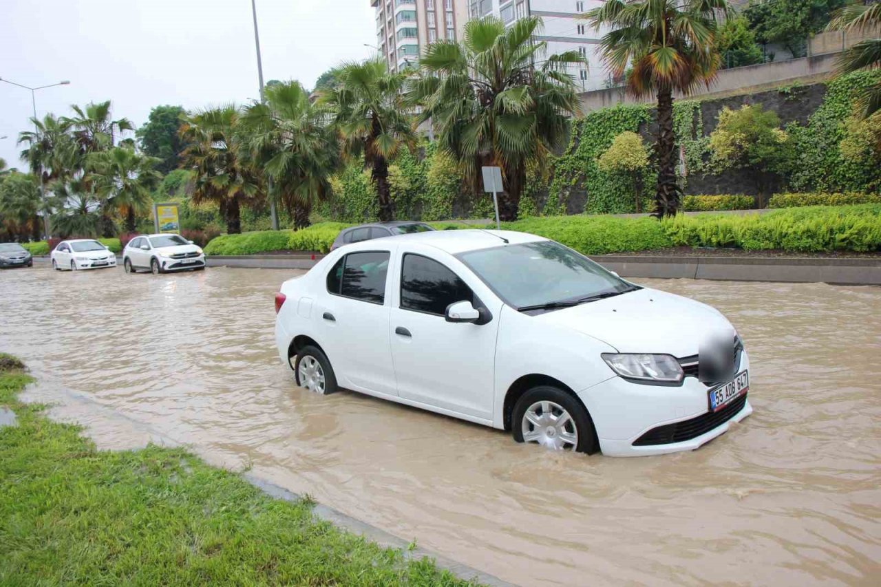 Samsun yine sele teslim: Karayolu göle döndü