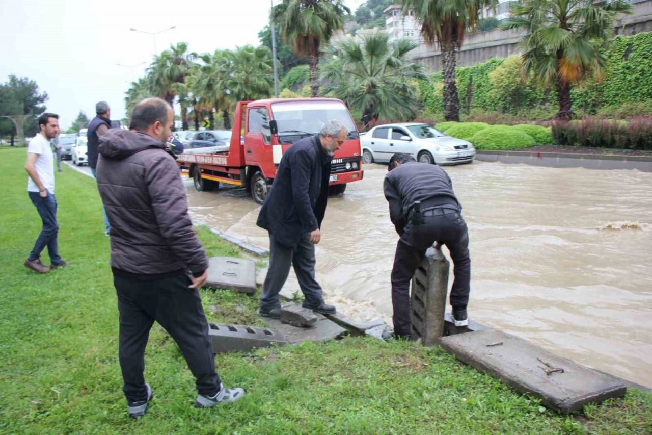 Samsun yine sele teslim: Karayolu göle döndü