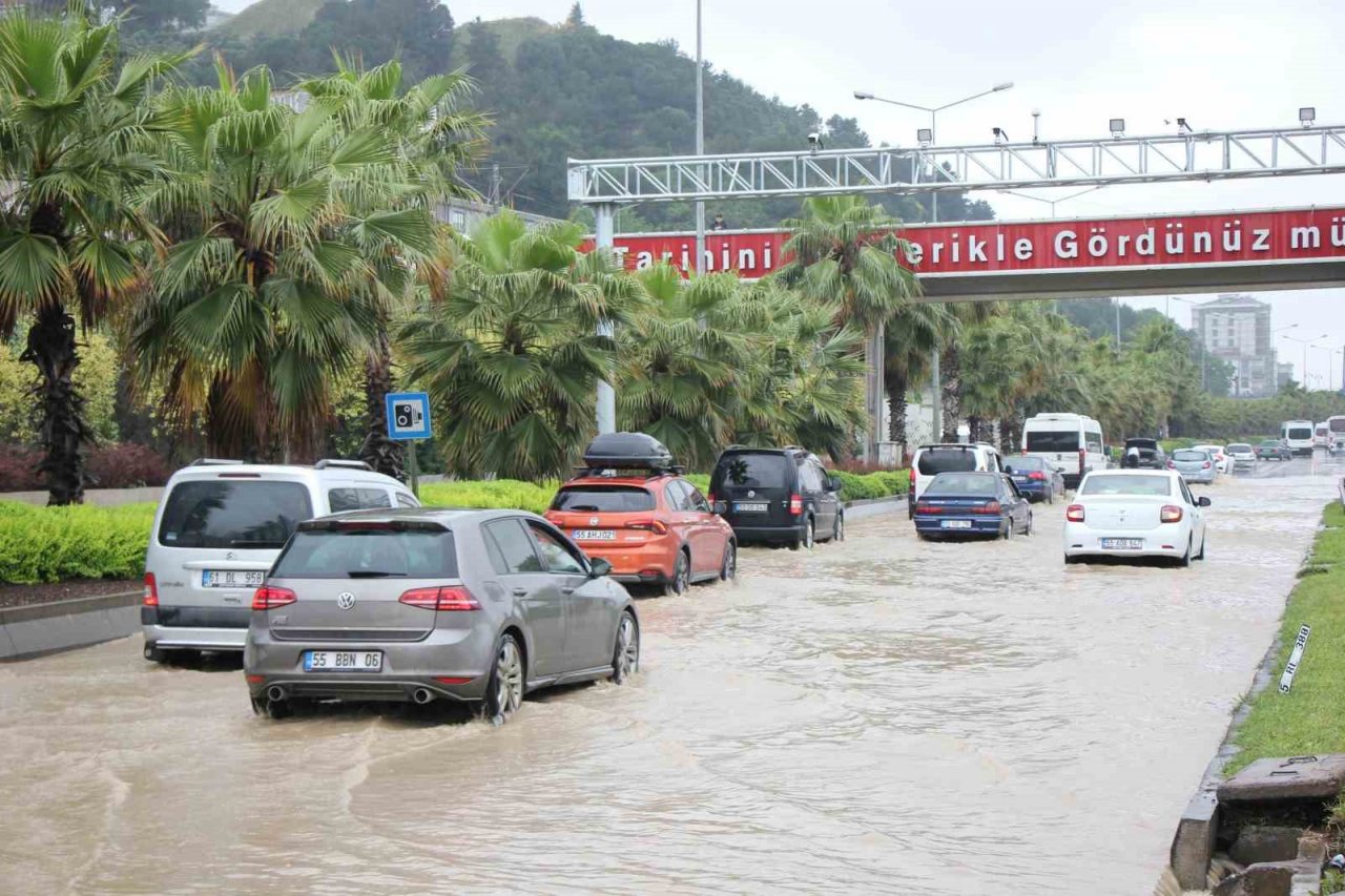 Samsun yine sele teslim: Karayolu göle döndü