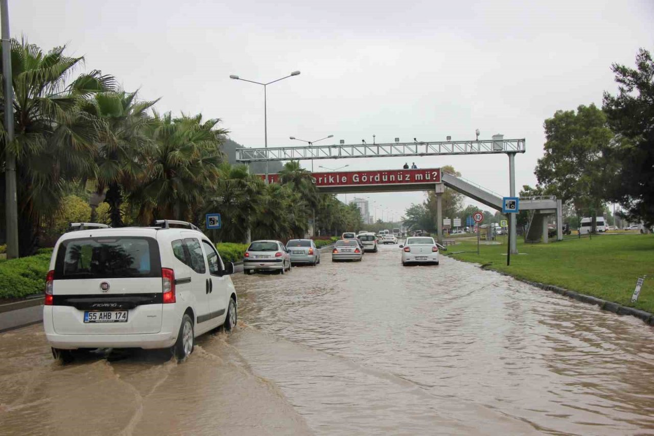 Samsun yine sele teslim: Karayolu göle döndü