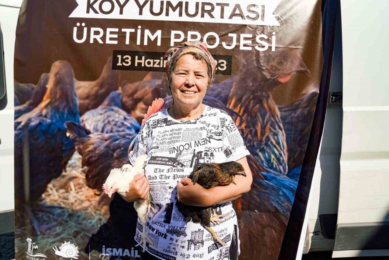 Seferihisar Belediyesinden 400 çiftçiye 4 bin tavuk