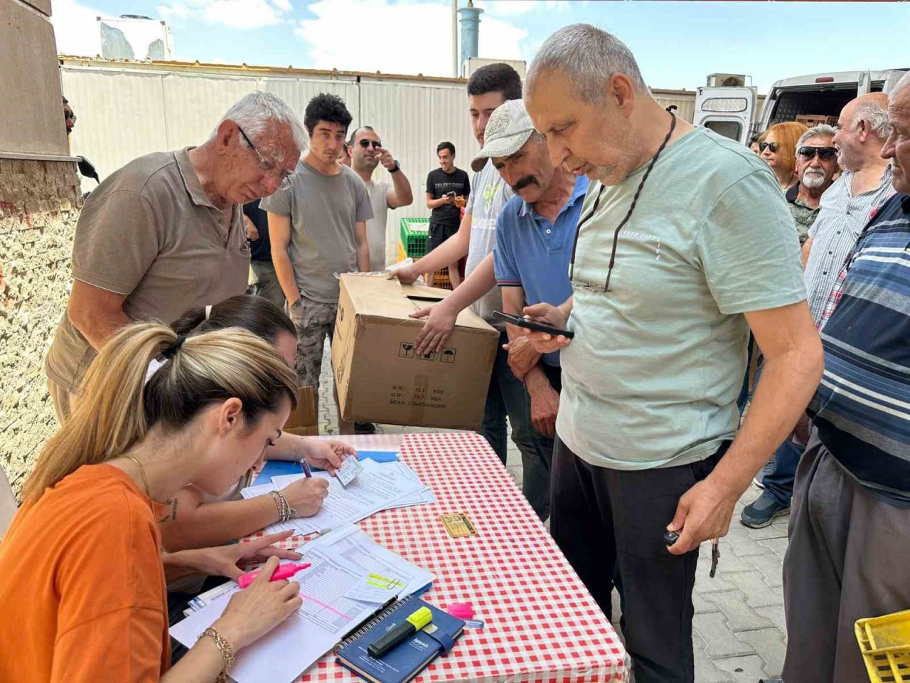 Seferihisar Belediyesinden 400 çiftçiye 4 bin tavuk