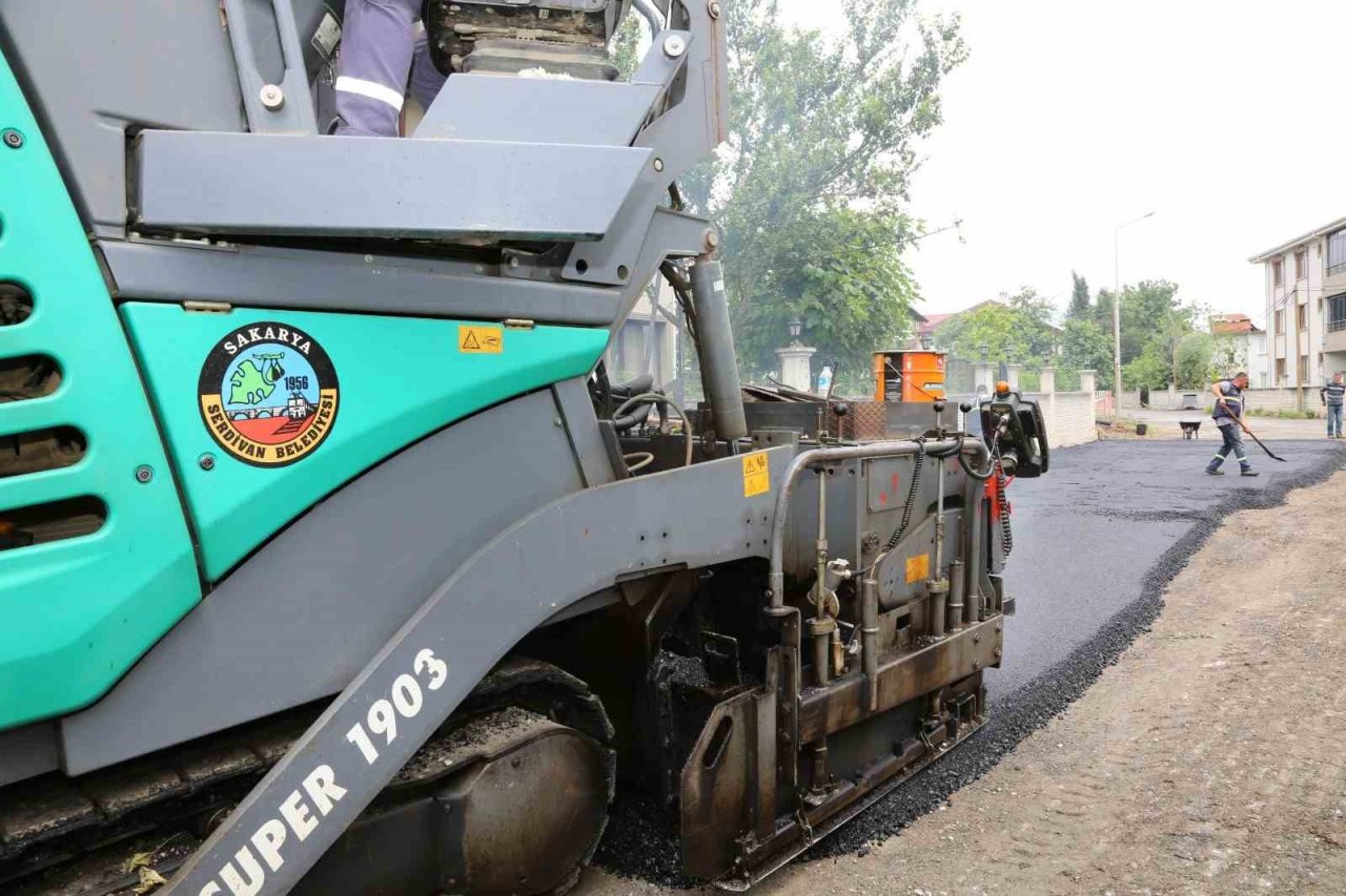 Serdivan’da asfalt çalışmaları devam ediyor