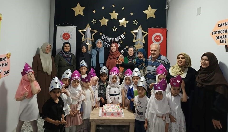 Simav’da 4-6 Yaş Kur’an Kursu öğrencilerinin karne heyecanı