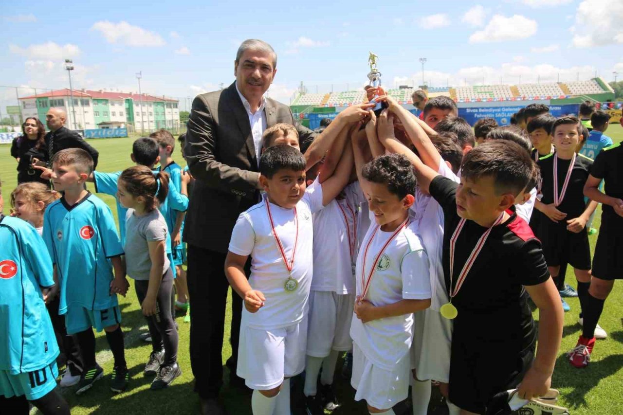 Sivas’ta ilkokullar arası futbol turnuvası sona erdi