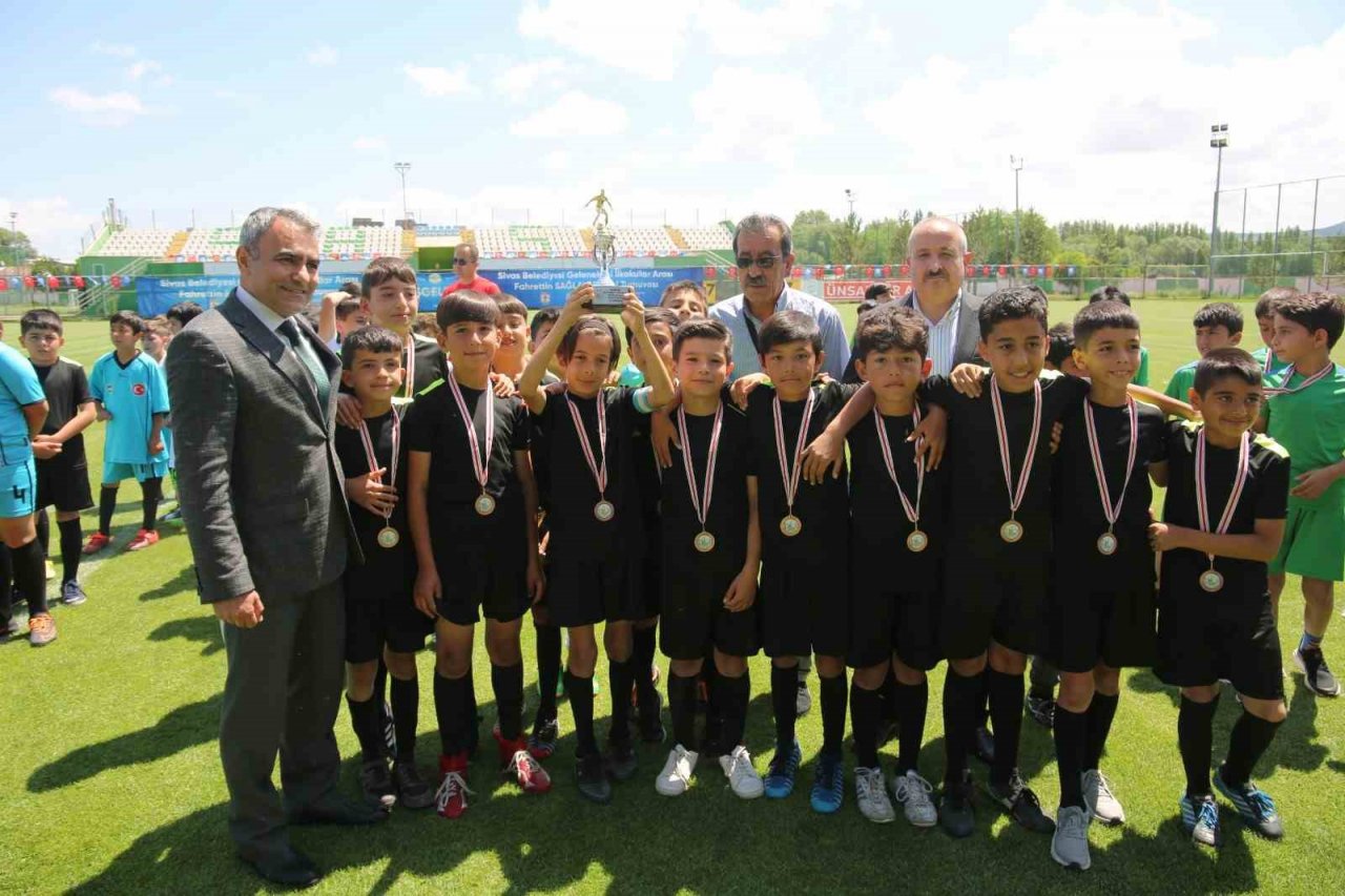 Sivas’ta ilkokullar arası futbol turnuvası sona erdi