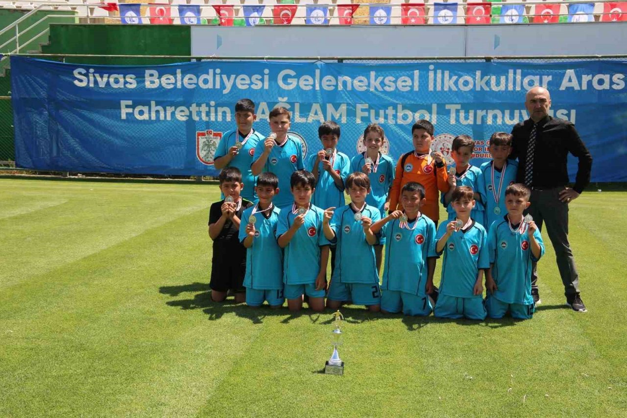 Sivas’ta ilkokullar arası futbol turnuvası sona erdi