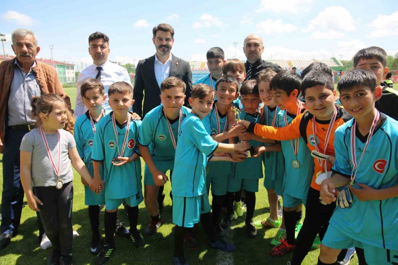 Sivas’ta ilkokullar arası futbol turnuvası sona erdi
