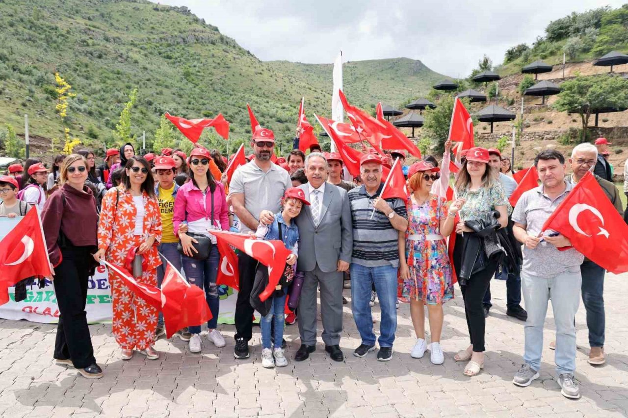 Mesire alanında yürüdüler, çevreye dikkat çektiler