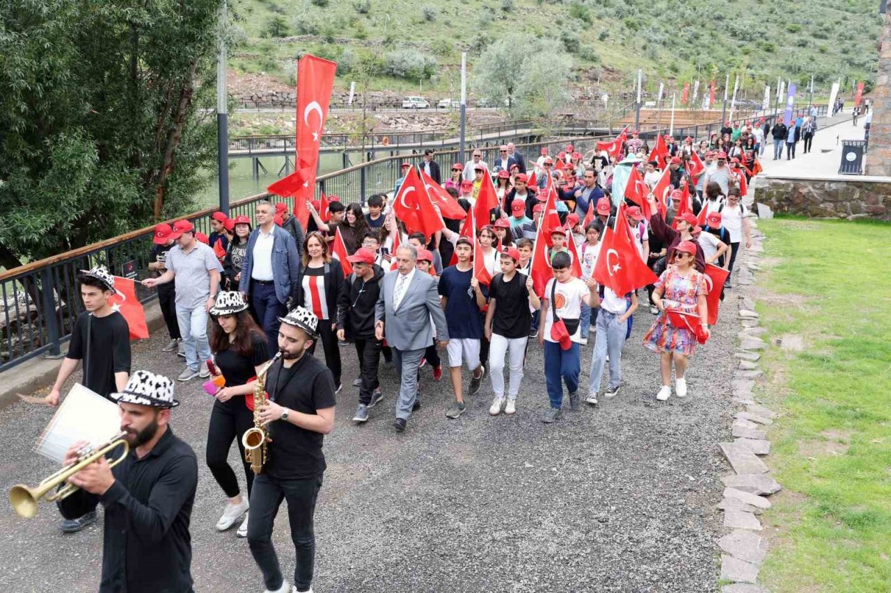 Mesire alanında yürüdüler, çevreye dikkat çektiler