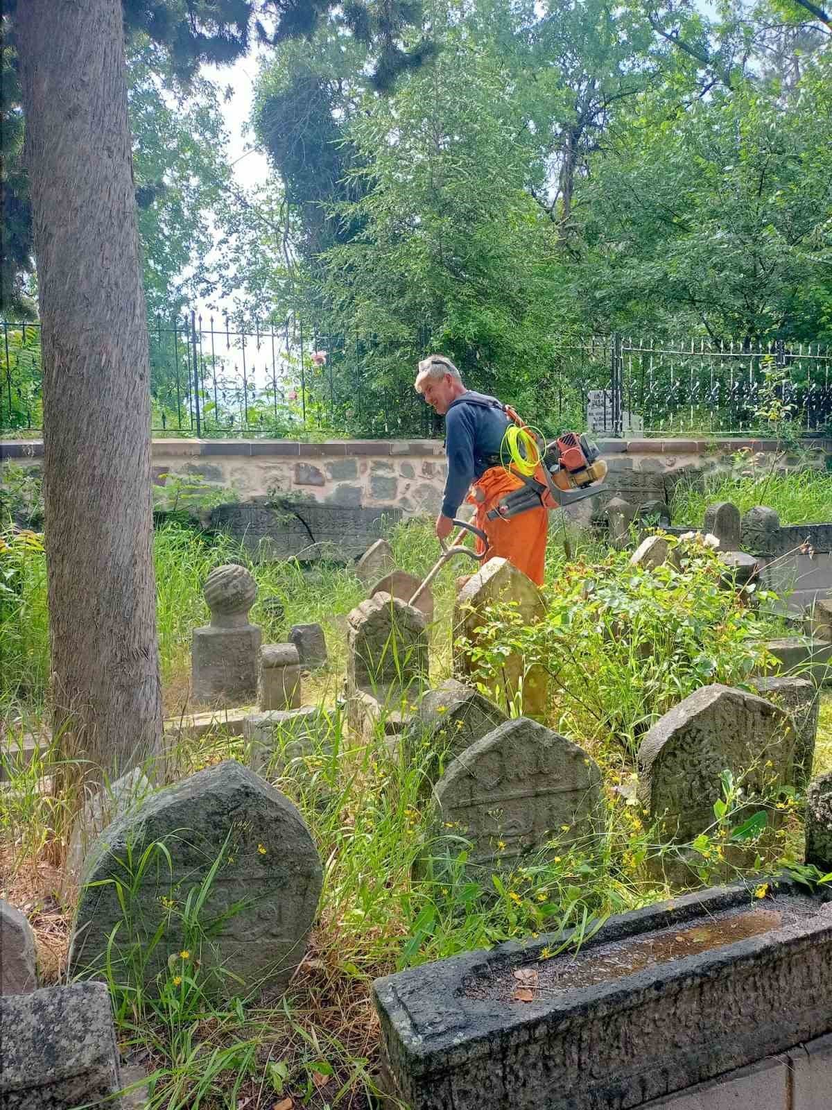 Niksar’da bayram öncesi mezarlıklarda temizlik çalışması
