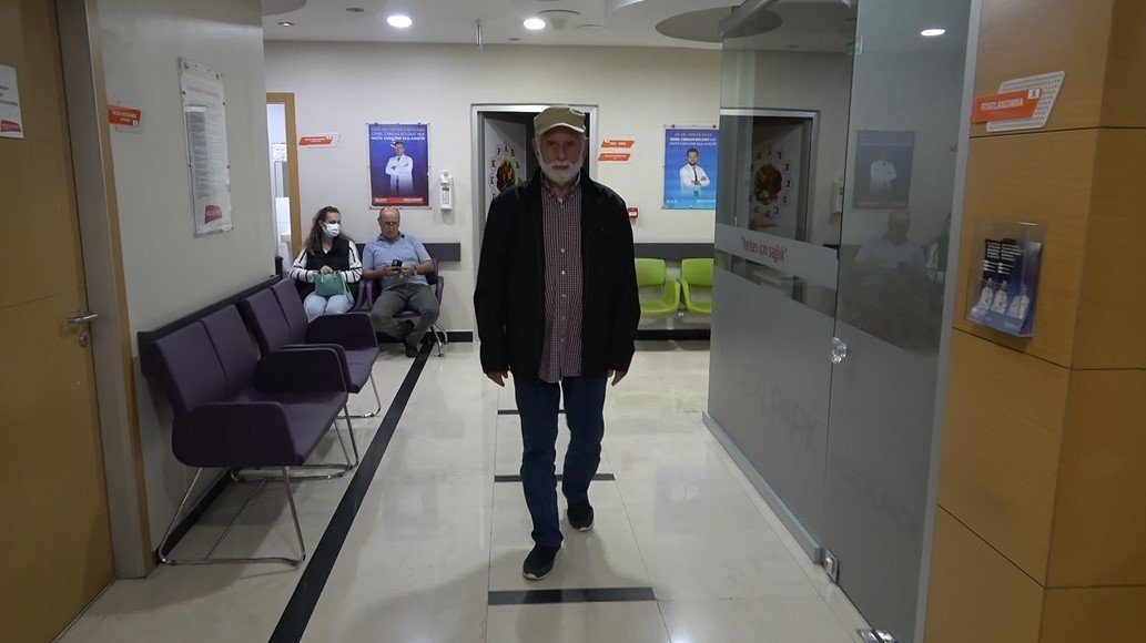 Düşe kalka geldiği hastaneden yürüyerek çıktı