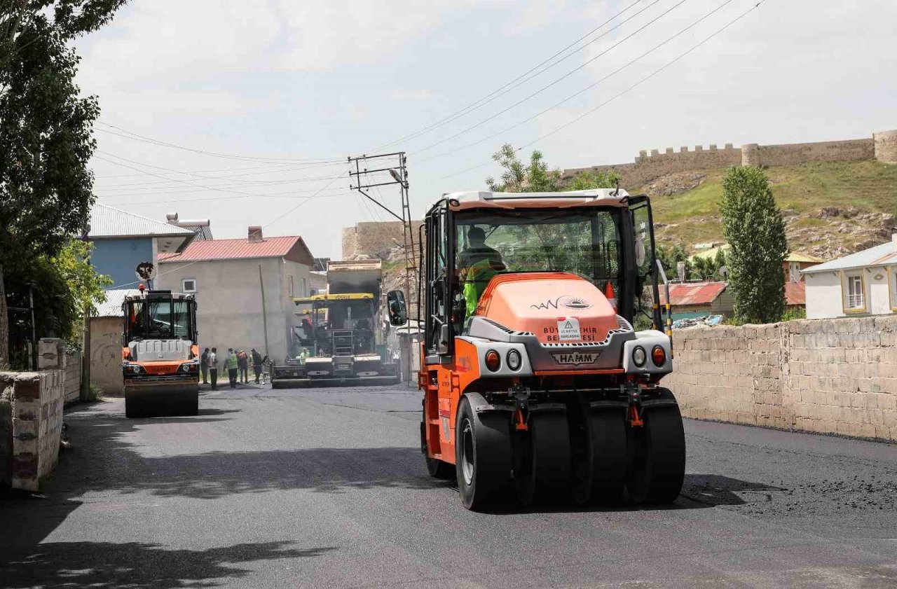 Van Büyükşehir Belediyesinden yol asfaltlama çalışması