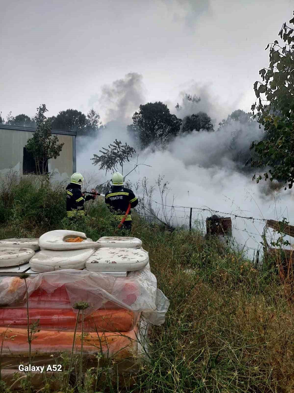 Yağmuru fırsata çevirdiler, lastikleri yaktılar