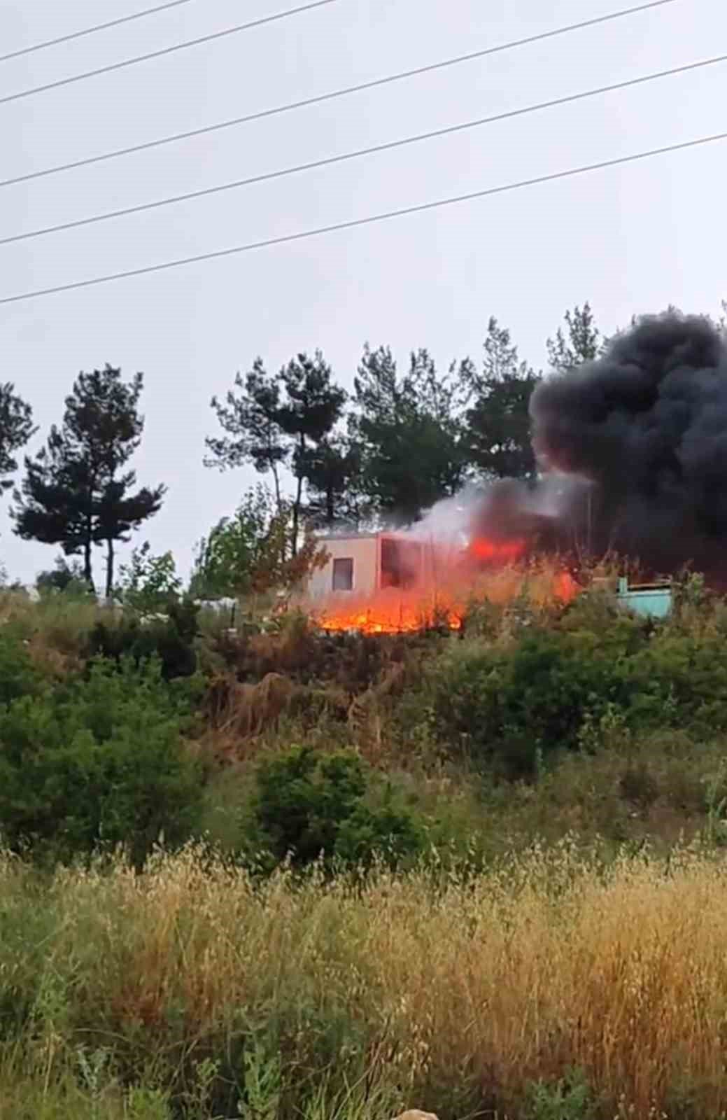 Yağmuru fırsata çevirdiler, lastikleri yaktılar
